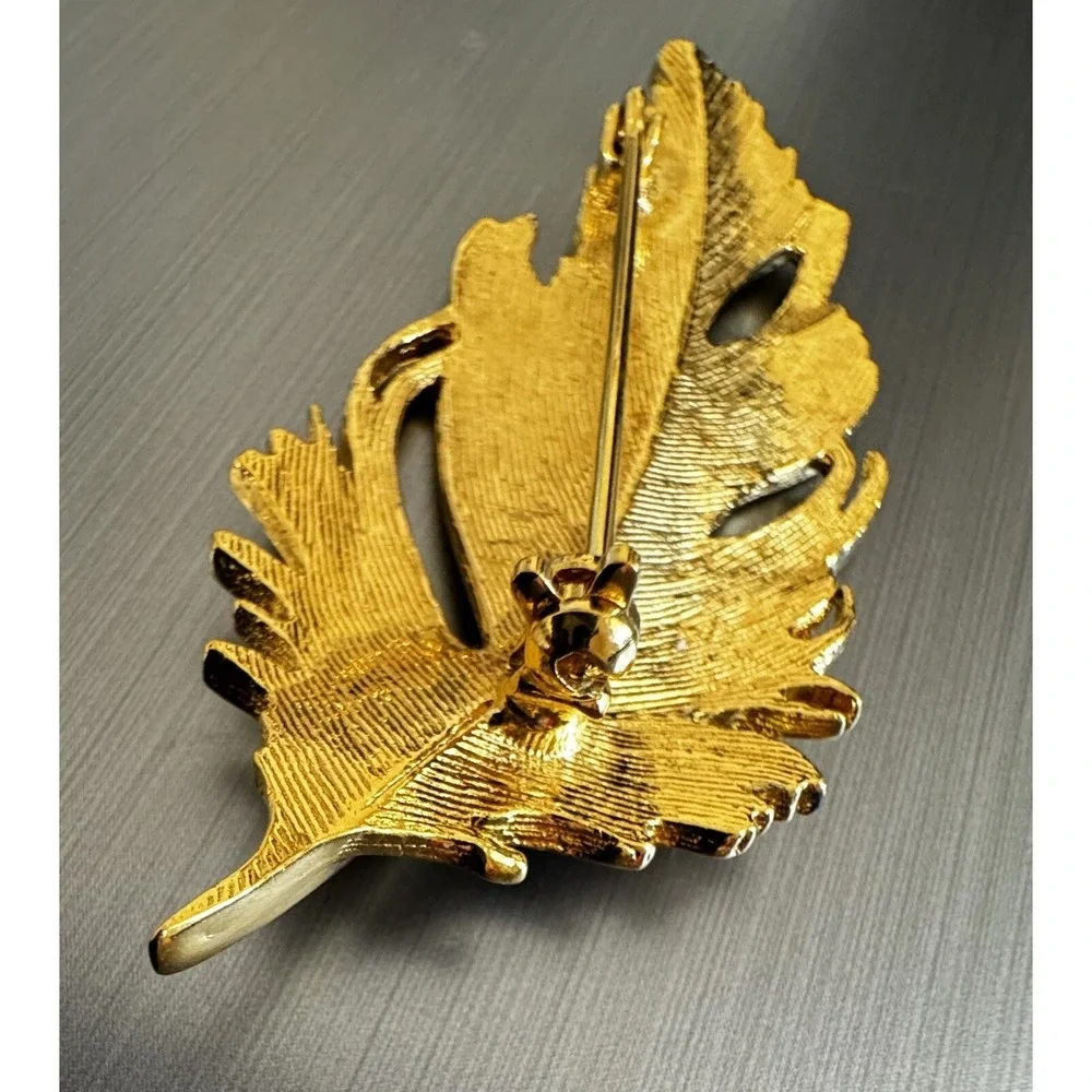 Vintage Gold Tone Autumn Leaf Brooch Pin Fall Holiday Thanksgiving Grannycore